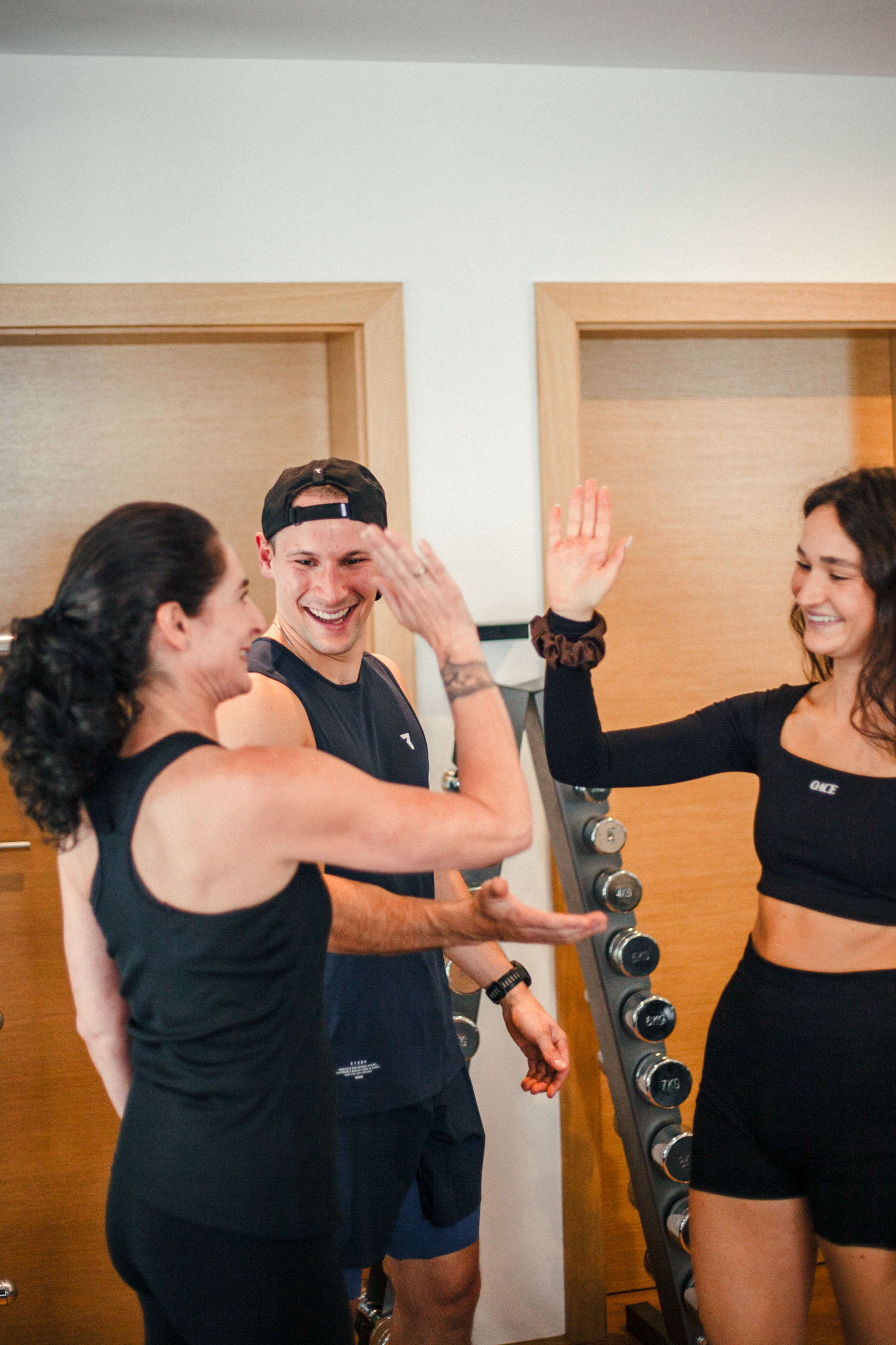 Trainer und Sportlerin geben sich ein High Five